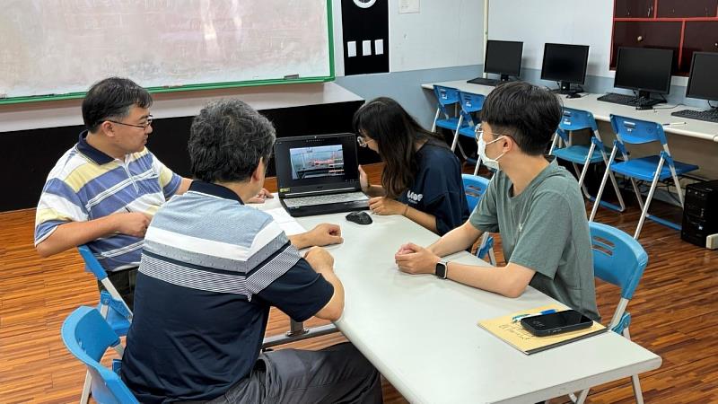 黃雅勤與師長討論研究內容