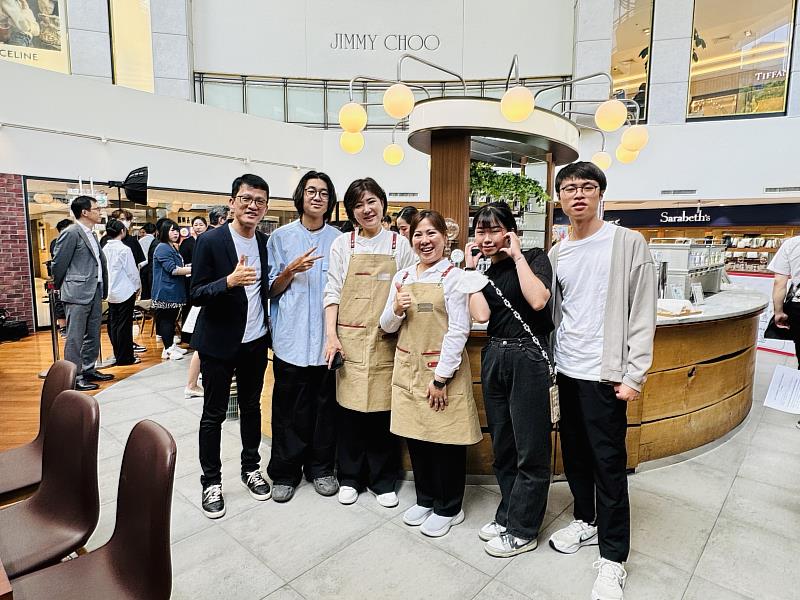 UCC冠軍團隊於現場交流，餐飲系賴力弘(右1)為活動唯一的學生代表