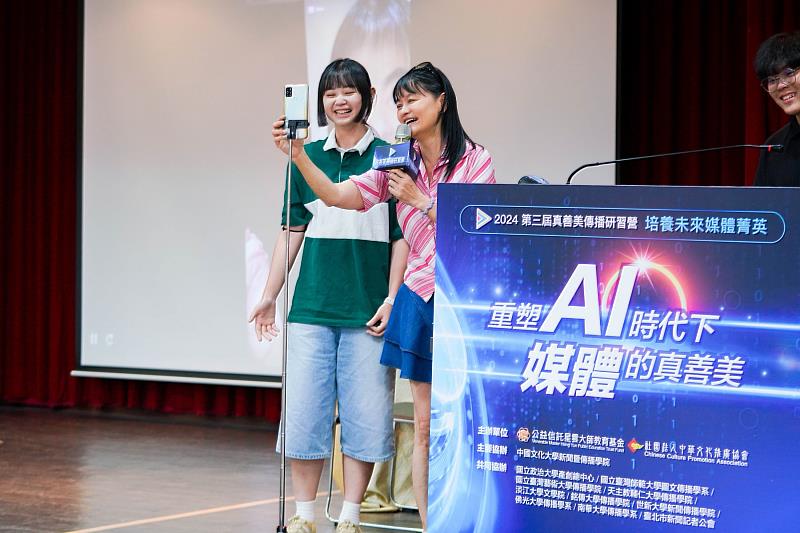 師範大學圖文傳播學系主任劉立行主持「短影音製作暨Youtube流量密碼」工作坊，中華網紅協會理事長鄭儷絲邀請學員上台體驗直播魅力。 照片提供：社團法人中華文化推廣協會