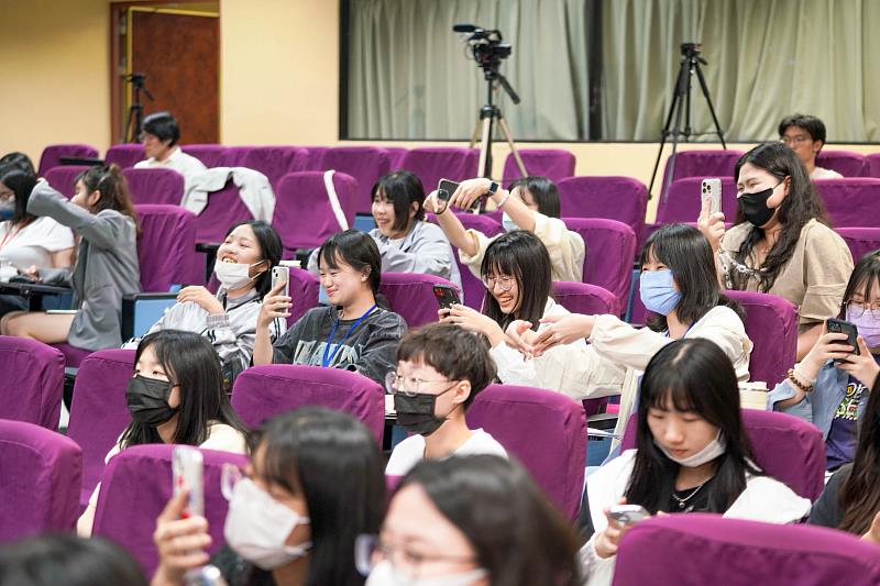 「第三屆真善美傳播研習營」台上講師講得精采，台下學生也熱情拍照回應。照片提供：社團法人中華文化推廣協會