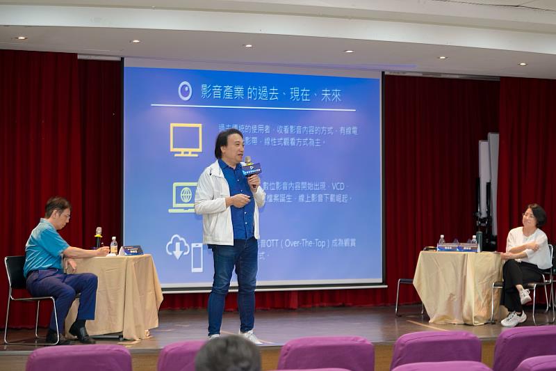 在「OTT產業的內容與競爭策略」座談中，由輔仁大學傳播學院長陳春富主持，中華民國衛星廣播電視事業商業同業公會秘書長陳依玫、民視電視新媒體事業群副總經理駱乘良 照片提供：社團法人中華文化推廣協會