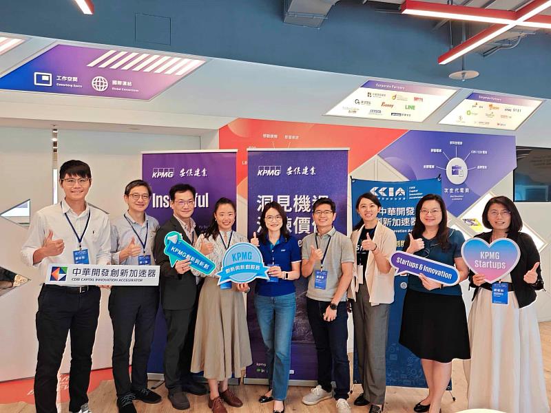 第十一屆KPMG Startup Boot Camp邀請各界專家為潛力新創指點迷津。由左至右為中華開發創新加速器經理蕭佑和、活水影響力投資共同創辦人暨總經理陳一強、KPMG安侯建業顧問部執行副總經理陳其愷、活水影響力投資社群經理暨AVPN亞洲社會投資人網絡台灣區代表楊璦芳、KPMG安侯建業創新及新創服務團隊主持會計師黃海寧、SIC永續影響力投資執行合夥人 黃俊傑、好食好事基金會副執行長林薇真、KPMG安侯建業創新及新創服務團隊協同主持會計師簡思娟、KPMG安侯建業亞太業務發展中心新馬區主持會計師趙敏如。