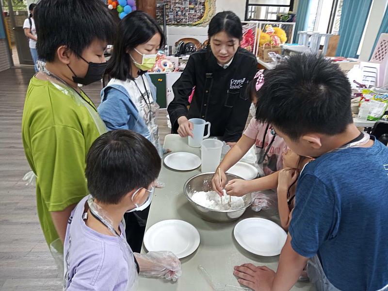 景文科大辦夏令營  陪龜山學童歡喜手作異國甜點。