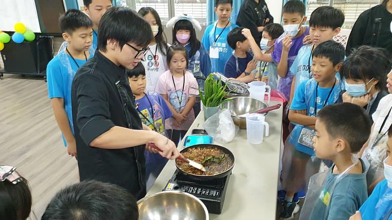 景文科大辦夏令營  陪龜山學童歡喜手作異國甜點。