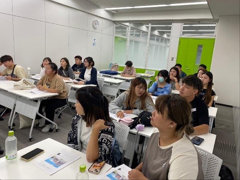 國際育達人參訪團於札幌國際大學新穎的教室中上課