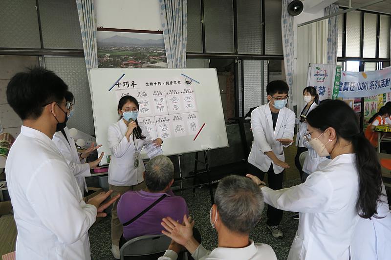 義守大學後中醫系師生走入社區義診服務，發揮醫療專業優勢，共同為社會健康貢獻力量(照片來源：義守大學提供)。