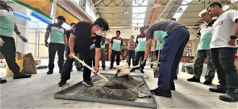 營建工程管理實務班學員進行混泥土比例攪拌學習