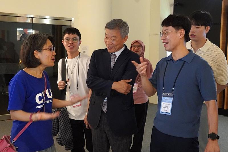 圖／中華大學張馨文院長（左）與韓國東亞大學國際研究生院宋剛直院長（中間著西裝者），以及金成泰主任（右）相隔多年再見，三人相談甚歡。