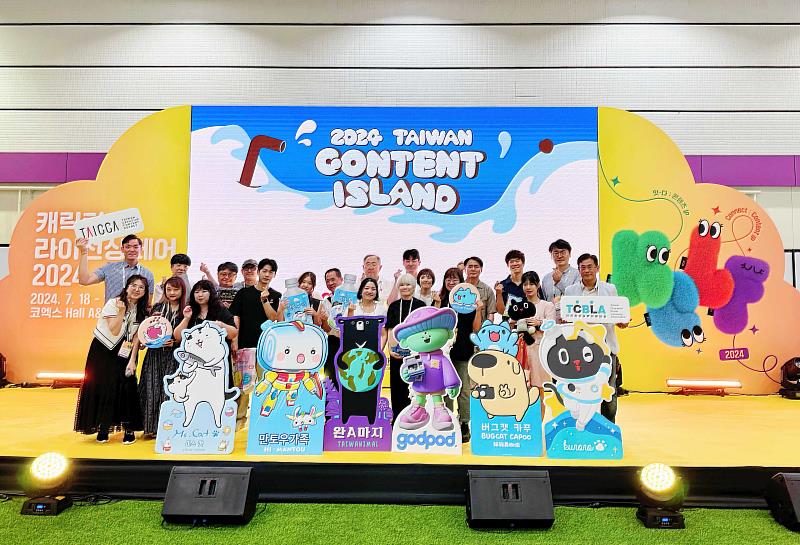 六組臺灣角色 IP 於「韓國角色授權展」舞台舉辦「Taiwan Character Spotlight」活動，向韓國業者與大眾介紹臺灣角色的魅力。（文策院／提供）