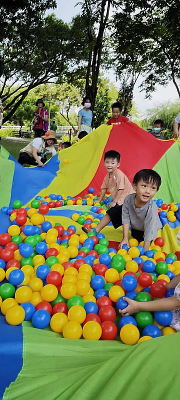 屏東縣遊戲城市的列車開到屏東市萬年公園2