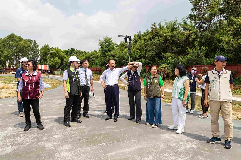 翁章梁視察長庚醫療專區中央公園營造工程