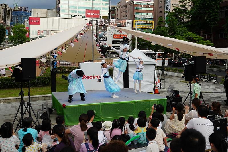 天馬戲創作劇團「移動綠劇場」，選用電動車作為行動舞台車，減少巡演移動的碳排放，為亞洲首獲ISO 20121永續活動標章之表演藝術展演活動。