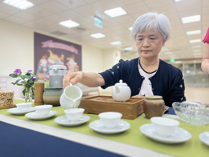 市府首度將「茶藝美學」導入共餐據點，透過學習如何泡茶及品茶，為身心帶來放鬆。