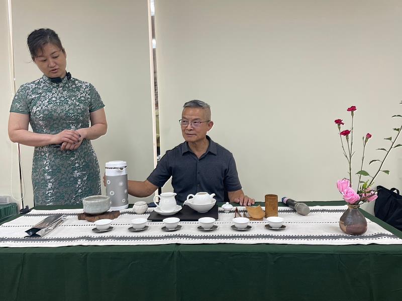 市府首度將「茶藝美學」導入共餐據點，透過學習如何泡茶及品茶，為身心帶來放鬆。