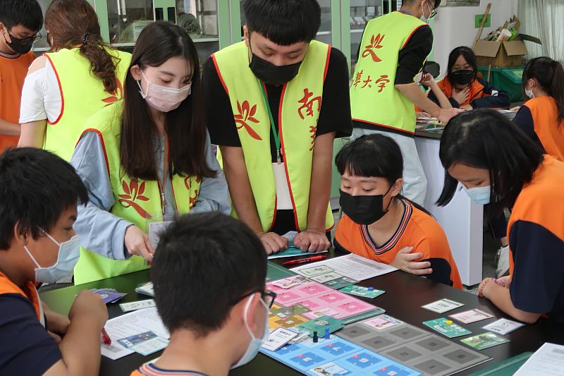 南華大學榮獲全國「防制學生藥物濫用」績優學校，圖為學生至鄰近國中實施反毒宣教活動。