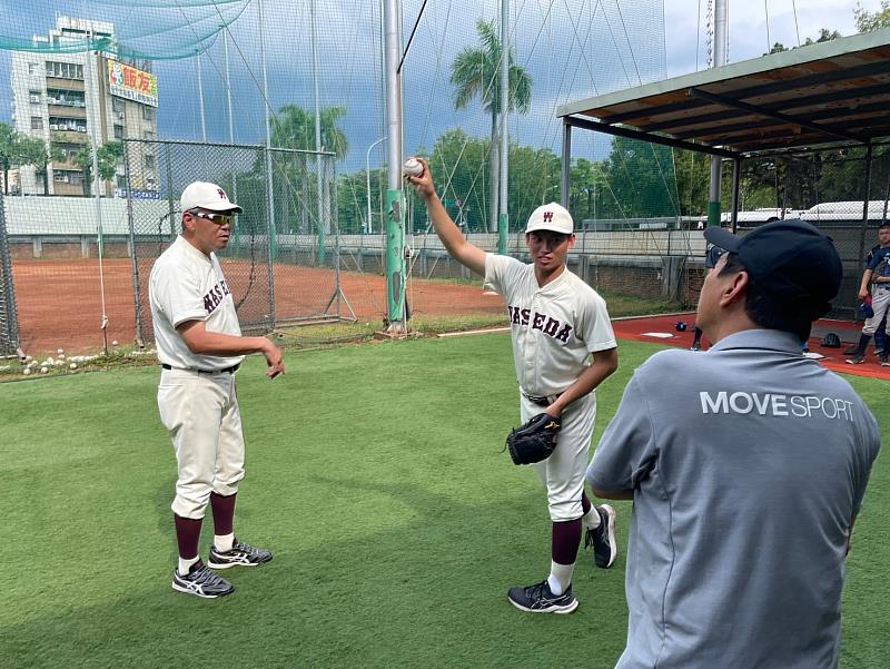 早稻田大學棒球部監督小宮山悟（左）、球員黃鼎仁（右），分享投手教學。圖/頂新和德文教基金會提供