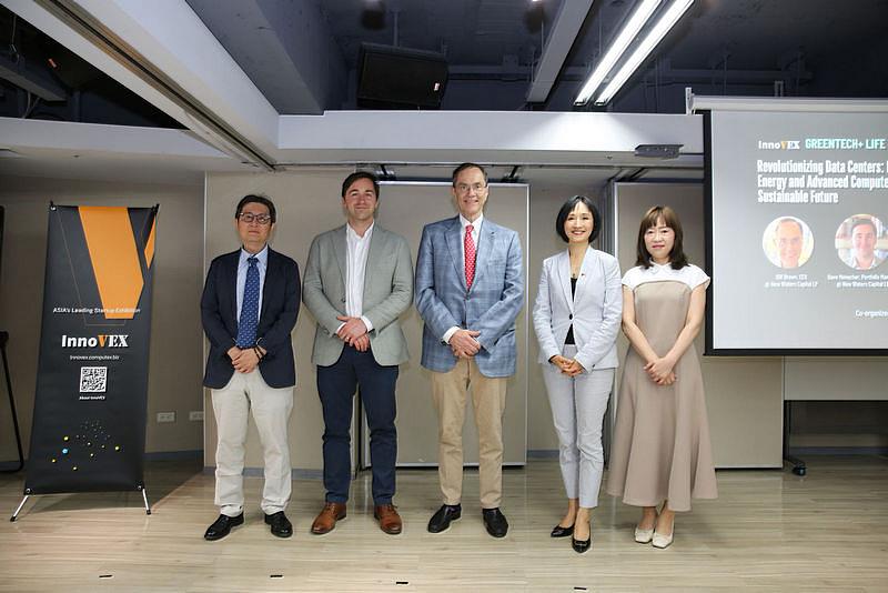 InnoVEX 2024首場沙龍座談「GreenTech+ Life」與會貴賓合影。由左至右依序為：Paramita Capital Management創始人及投資長Clark Hsu、Brown家族機要秘書Dave Menacher、世界知名的化石燃料減碳專家Bill Brown、美國維吉尼亞州駐臺灣辦事處處長Sarah Liu、台北市電腦公會副總幹事楊櫻姿。