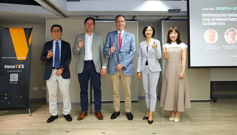 InnoVEX 2024首場沙龍座談「GreenTech+ Life」與會貴賓合影。由左至右依序為：Paramita Capital Management創始人及投資長Clark Hsu、Brown家族機要秘書Dave Menacher、世界知名的化石燃料減碳專家Bill Brown、美國維吉尼亞州駐臺灣辦事處處長Sarah Liu、台北市電腦公會副總幹事楊櫻姿。