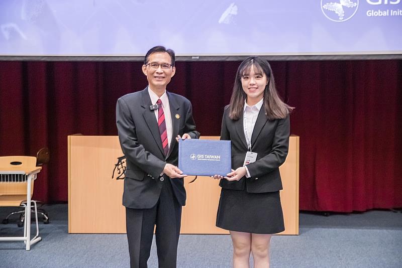 Chia-Yuan Wu (left), Supervisor of the Foundation for Yunus Social Business Taiwan, served as a keynote speaker and received a certificate of appreciation from GIS Taiwan ChiefDirector, Yun-Yi Chien (right). (Image source: GIS Taiwan)