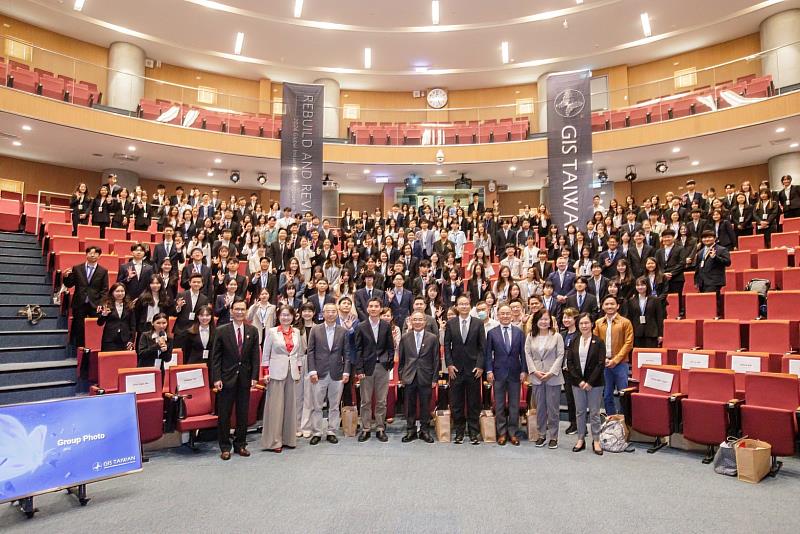 GIS Taiwan opening ceremony group photo. (Image source: GIS Taiwan)