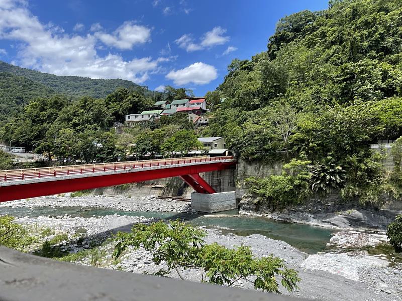 知本國家森林遊樂區自23日下午1時預警性休園，將依天候狀況影響及確認安全無虞時公布開放時間(可至 <a href=