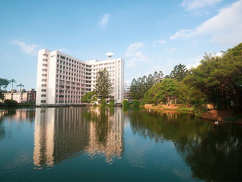 中央大學校景十分優美，有「全國最美大學」之美譽，中大湖更是校園美景票選第一名。