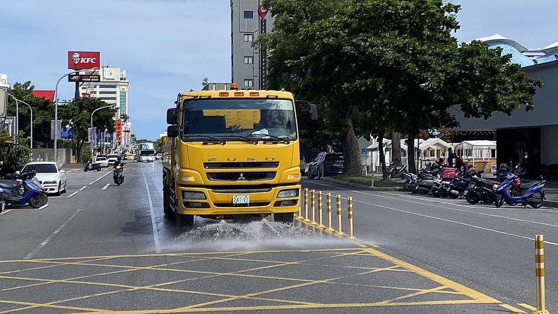 啟動防塵防制及高溫應變 臺東縣府出動洗街車 保護民眾健康 呼籲盡量減少外出活動