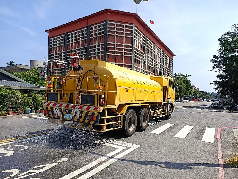 啟動防塵防制及高溫應變 臺東縣府出動洗街車 保護民眾健康 呼籲盡量減少外出活動