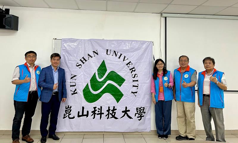 崑大工院USR團隊拜訪越南嘉定大學，與藍古彥副校長(左2)合影