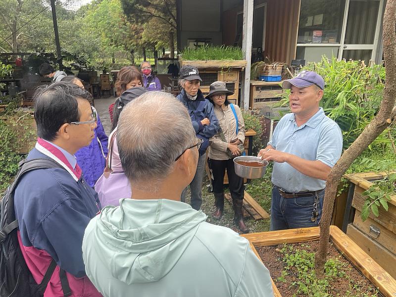 李朝安創辦人（右一）現場示範廚餘在以該農法為基礎的設備如何產生好的堆肥茶。