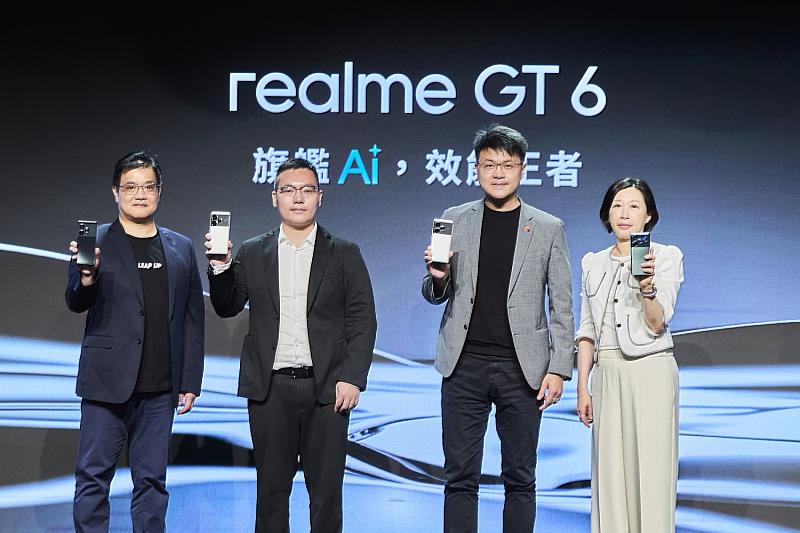 realme首款AI手機GT 6正式發表，台灣大哥大今(23)日宣布將於8月1日獨家開賣。(圖右至左：台灣大哥大行銷暨營運支援副總經理陳麗郁、台灣大哥大個人用戶事業商務長林東閔、realme台灣事業中心總經理張康康、realme台灣事業中心商務長鍾湘偉)