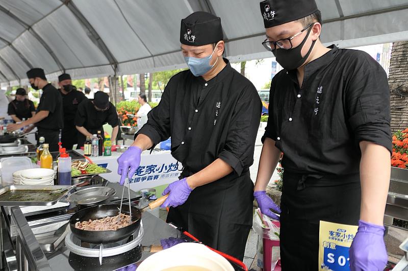 圖1 「2024客家小炒全國爭霸賽南區初賽」在高雄巨蛋體育館戶外廣場熱烈開炒