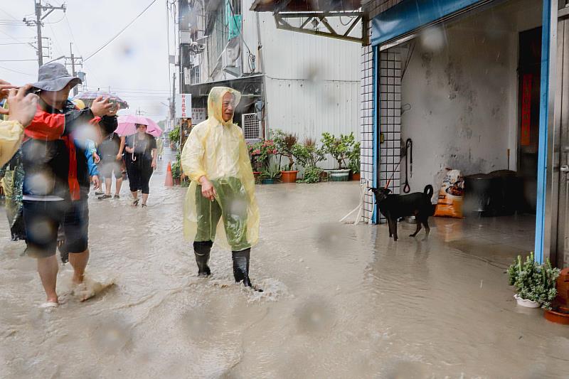 凱米颱風撲台，縣長翁章梁視察水上鄉淹水情-3