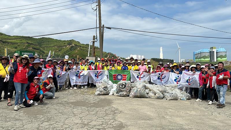 新北市救國團志工清運100公斤海岸廢棄物