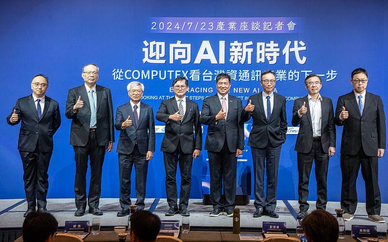 為延續COMPUTEX展覽能量，積極面對AI新工業時代，由台北市電腦公會（TCA）主辦，台灣玉山科技協會協辦，於7月23日下午辦理「迎向AI新時代 - 從COMPUTEX看台灣資通訊產業的下一步」產業座談記者會，圖為與會貴賓合影。由左至右依序為：資策會 MIC 資深產業顧問兼所長洪春暉、所羅門董事長陳政隆、神通資訊董事長蘇亮、台北市電腦公會榮譽理事長暨台灣玉山科技協會理事長童子賢、台北市電腦公會理事長彭双浪、宏碁營運長高樹國、台智雲策略長李立國、耐能智慧董事長劉峻誠。