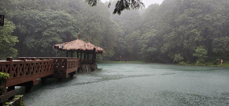 阿里山國家森林遊樂區26日仍有間歇性大雨發生