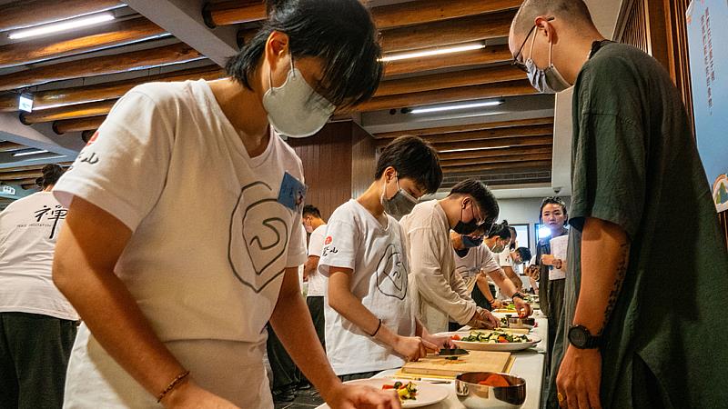 「煮飯禪」透過整理、烹調食材，提升學員們的自理能力，不再只是茶來伸手、飯來張口。（靈鷲山佛教教團提供）