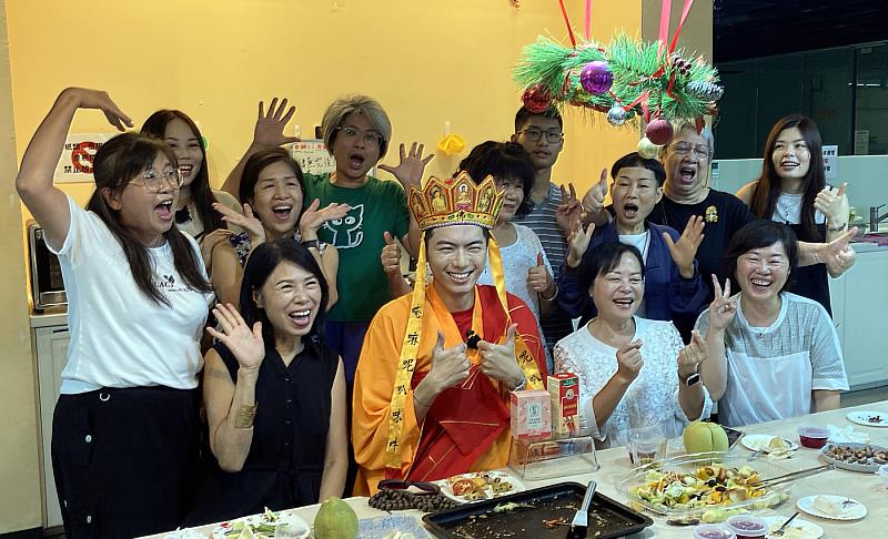 華梵大學佛藝系熟齡學生充滿學習熱忱，爭相與到訪的香港偶像團體Error成員193合影。