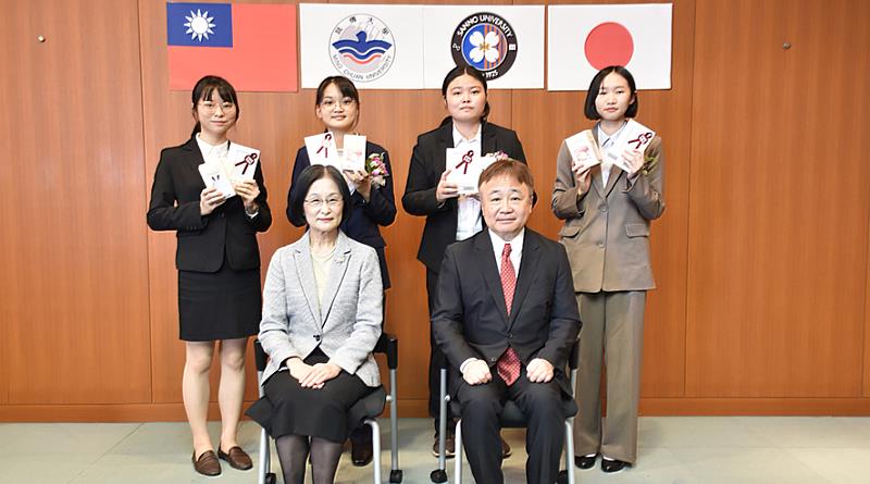 產能大學理事長及校長親自恭喜銘傳同學順利完成學業，並贈送每人一份禮物作為紀念。