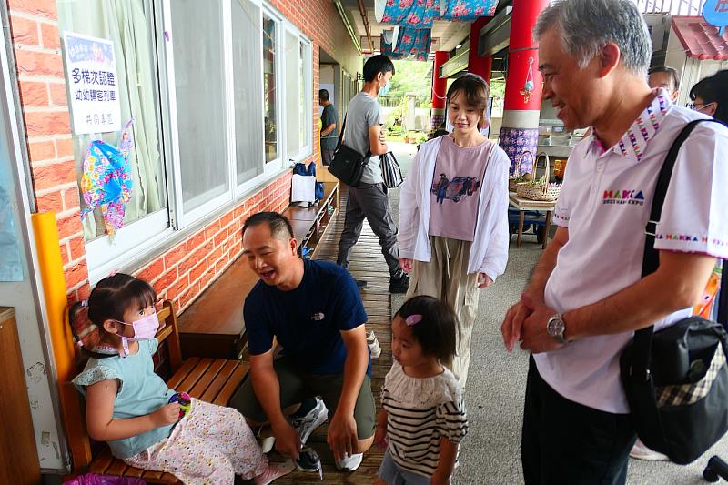 圖2 客委會范佐銘副主委到場關心小朋友的參與情形