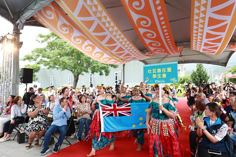 邀請參與表演的國內外南島語族團隊身穿傳統服飾走紅地毯。