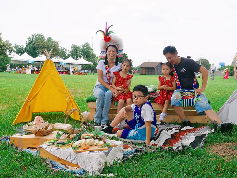 周六限定「南島樂風野餐」讓野餐佈置達人大展身手。