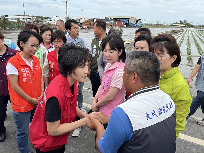 鄭副院長赴彰化縣大城鄉探訪甘薯與落花生災情