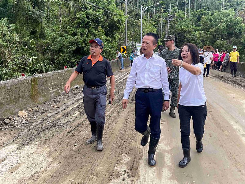 凱米豪雨土石流致災 翁章梁前往中埔勘災