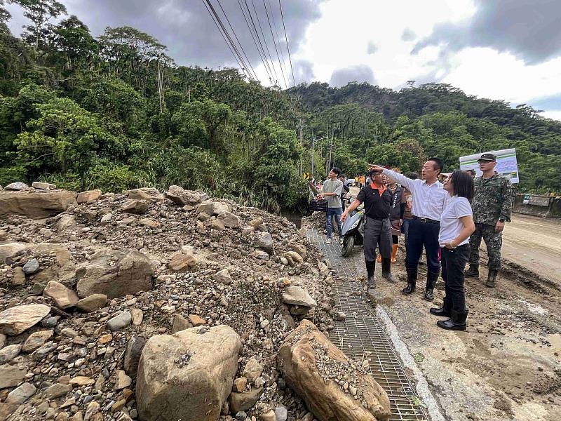 凱米豪雨土石流致災 翁章梁前往中埔勘災