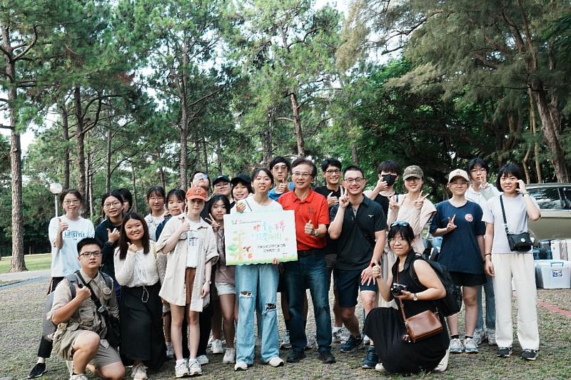 東海大學博雅書院秉持著「以生命影響生命」及「堅持才看的見改變」的精神，致力綠島暑期服務計畫，將愛與關懷融入互動式的探索課程，引導綠島孩童從做中學、學中覺。