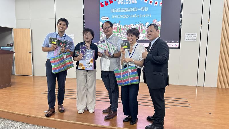 民政處林家緯處長與嘉中、嘉女及名古屋高校代表互贈伴手禮