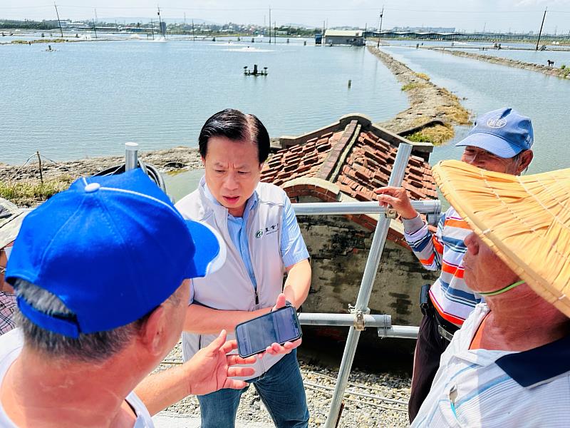 農業部黃昭欽次長聆聽興達養殖漁業生產區受災漁民的心聲