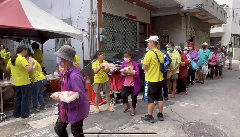 （圖）高雄市左營文武聖殿志工發放白米物資給等待領取的弱勢家庭