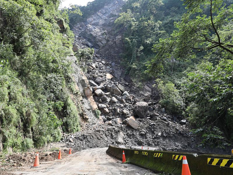 翁章梁勘查番路鄉大華公路受損情形